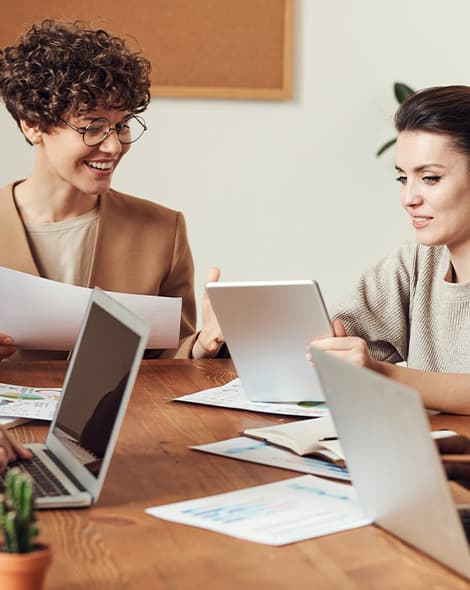 A student following a digital marketing course